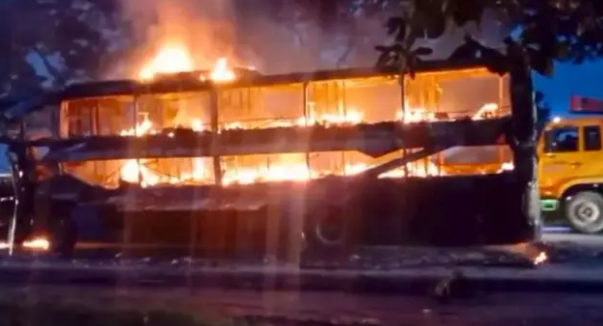 দাঁড়িয়ে থাকা গাড়িতে ধাক্কা দিয়ে পুড়ে ছাই স্লিপার বাস