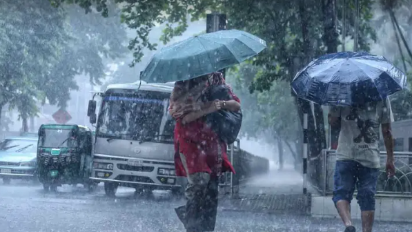 আগামী ৪৮ ঘণ্টায় সারাদেশে ভারী বর্ষণের আভাস, জলাবদ্ধতার আশঙ্কা