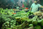 জ্বালানি তেলের দাম বাড়ায় চড়া সবজির বাজার