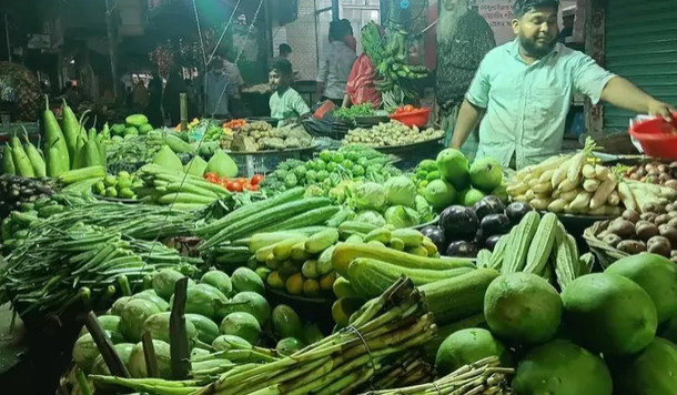 জ্বালানি তেলের দাম বাড়ায় চড়া সবজির বাজার