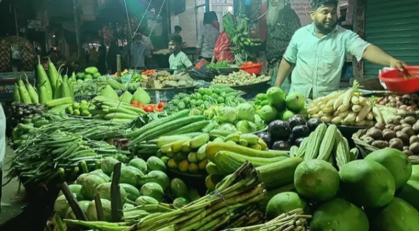 জ্বালানি তেলের দাম বাড়ায় চড়া সবজির বাজার