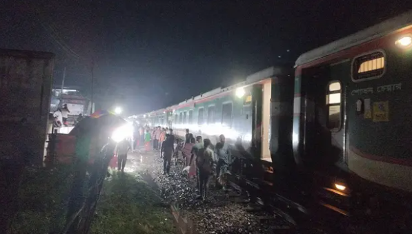 বগুড়ায় কুড়িগ্রাম এক্সপ্রেস লাইনচ্যুত, ট্রেন চলাচল বন্ধ