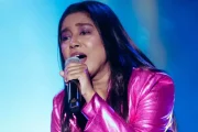 মঞ্চে গায়িকার মাইক বন্ধ ও বের করে দেওয়ার জেরে আলোচনা, প্রতিবাদ