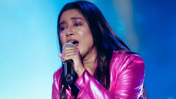 মঞ্চে গায়িকার মাইক বন্ধ ও বের করে দেওয়ার জেরে আলোচনা, প্রতিবাদ
