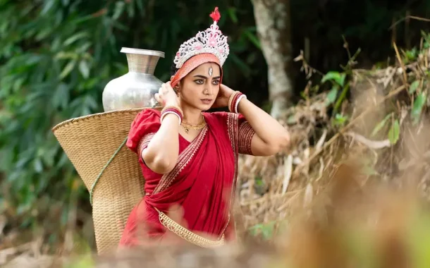 পাহাড়ের ‘দুর্গা’ অর্ষা, নারীর শক্তি ও সংগ্রামের চিত্রে ছড়ালেন মুগ্ধতা