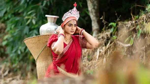 পাহাড়ের ‘দুর্গা’ অর্ষা, নারীর শক্তি ও সংগ্রামের চিত্রে ছড়ালেন মুগ্ধতা