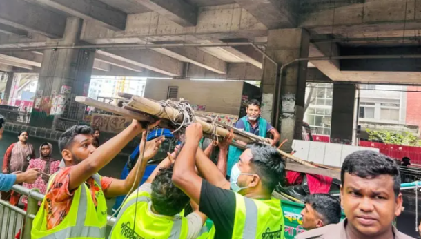 মিরপুর-১০ মেট্রো স্টেশনে ভাসমান দোকান উচ্ছেদ