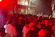 চকবাজারে আগুন : ধোঁয়া ও পানি স্বল্পতায় বেগ পেতে হচ্ছে ফায়ার সার্ভিসকে