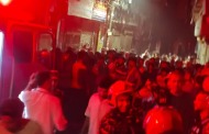 চকবাজারে আগুন : ধোঁয়া ও পানি স্বল্পতায় বেগ পেতে হচ্ছে ফায়ার সার্ভিসকে