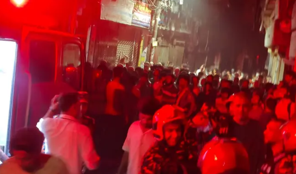 চকবাজারে আগুন : ধোঁয়া ও পানি স্বল্পতায় বেগ পেতে হচ্ছে ফায়ার সার্ভিসকে