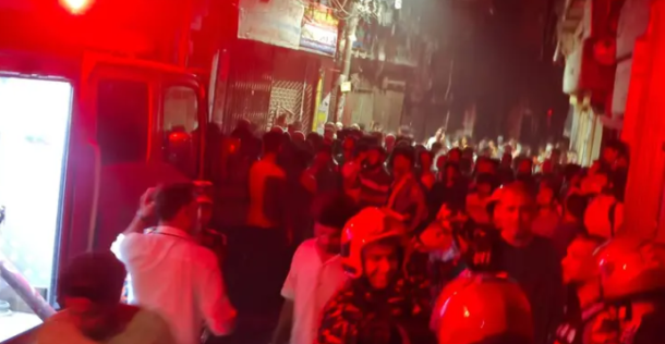 চকবাজারে আগুন : ধোঁয়া ও পানি স্বল্পতায় বেগ পেতে হচ্ছে ফায়ার সার্ভিসকে