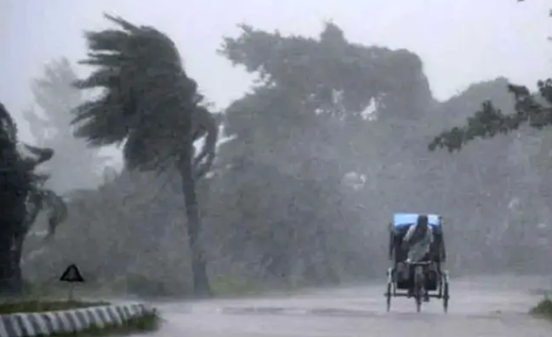 চট্টগ্রামে দমকা হাওয়াসহ বৃষ্টির সম্ভাবনা, বাড়তে পারে দিনের তাপমাত্রা